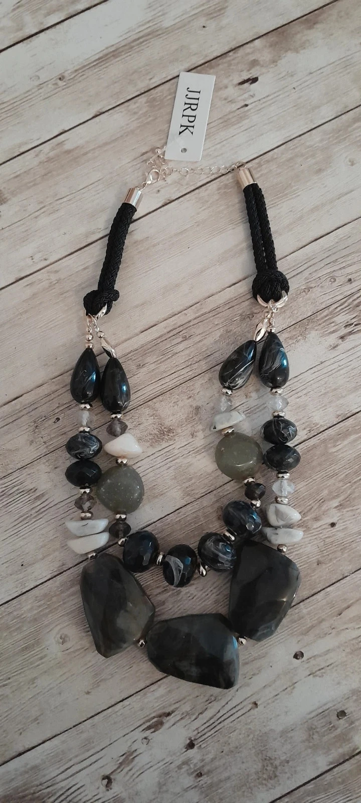 Collar de perlas de resina y cordón negro colores de las perlas: negro, gris, crema y caqui, Bohème – photo 2